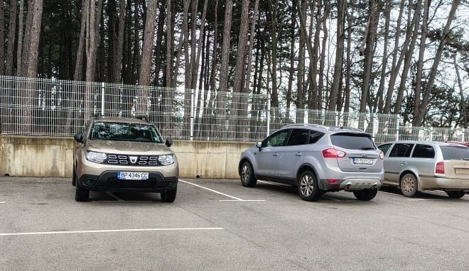 Тарикати заеха по 2 места на паркинг във Враца видя