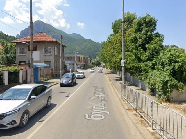 Ремонт ограничава движението по натоварен булевард във Враца днес съобщиха
