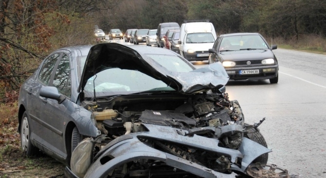 Катастрофа затруднява движението на автомагистрала Тракия в района на 156 км