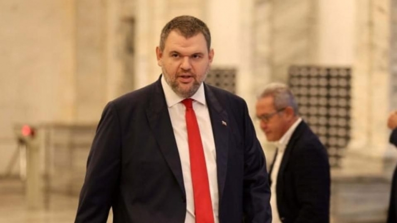 Пеевски призова президента да не бави третия мандат