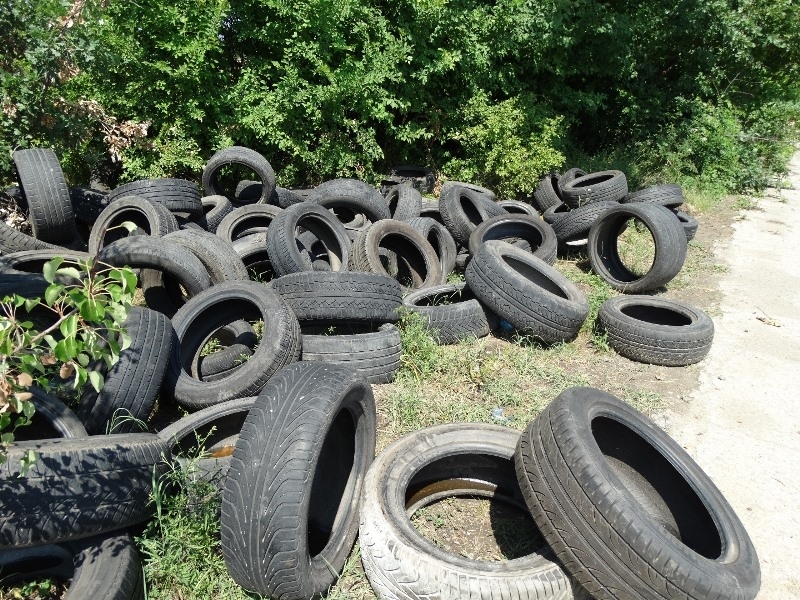 Сметище на което се изхвърлят какви ли не отпадъци сред