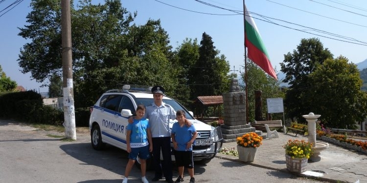 Обход на курортния град и близките селища с патрулен автомобил