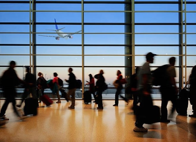 Персоналът на въздушния транспорт в Италия стачкува с искания за