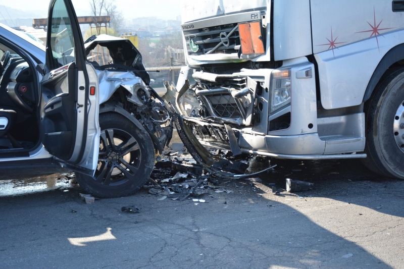 Жена и 12 годишно момиче лежат в болница след катастрофа на