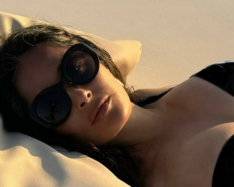 58-годишната Салма Хайек по бански на корицата на Sports Illustrated Swimsuit /снимки/