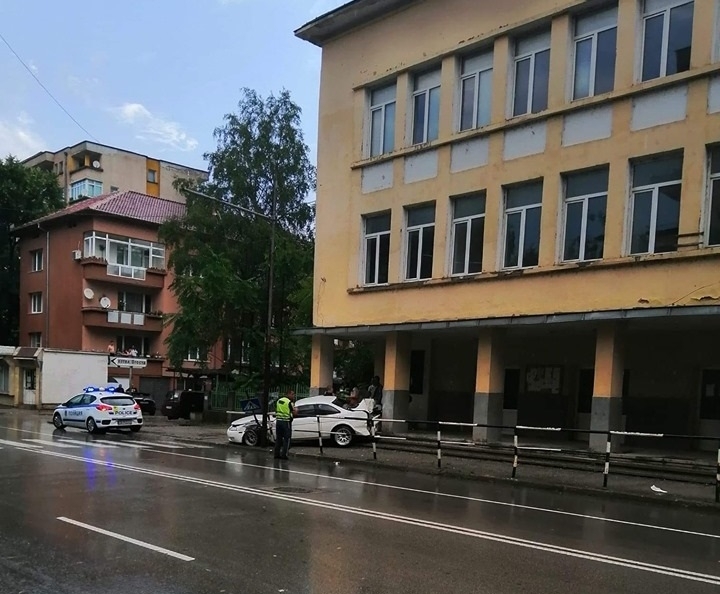 Млада шофьорка е катастрофирала вчера на оживена улица в Монтана