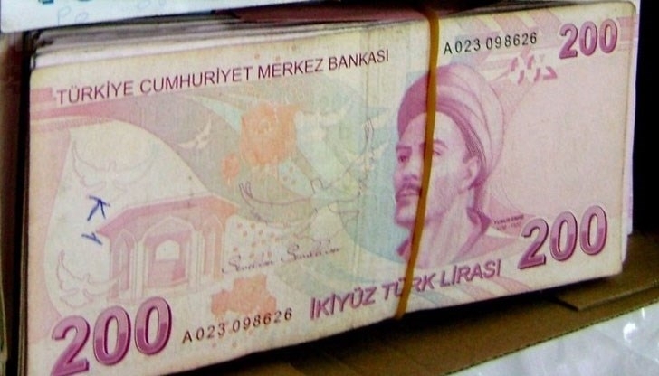 Недекларирани 333 200 турски лири в дамска чанта на българска