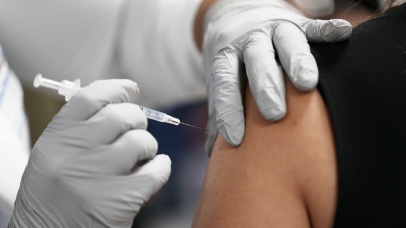 Полицай изпратен да охранява медиците които поставят ваксини срещу полиомиелит