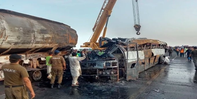 20 души загинаха при катастрофа на автобус с цистерна с гориво в Пакистан /снимки/