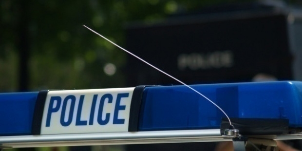 Мъж се заби с буса си в каменната стена на