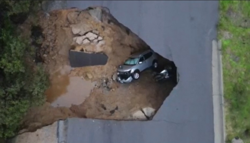 Огромна дупка погълна коли в Калифорния Двама души са спасени
