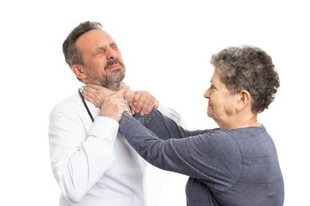 Възрастна жена е нападнала служител в психиатричното отделение към ломската