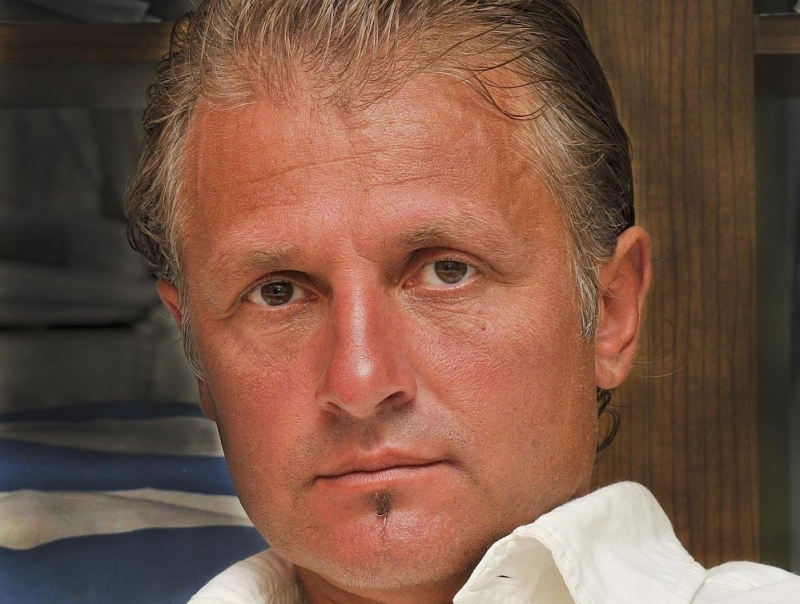 Популярният актьор и водещ Къци Вапцаров е пострадал при катастрофа