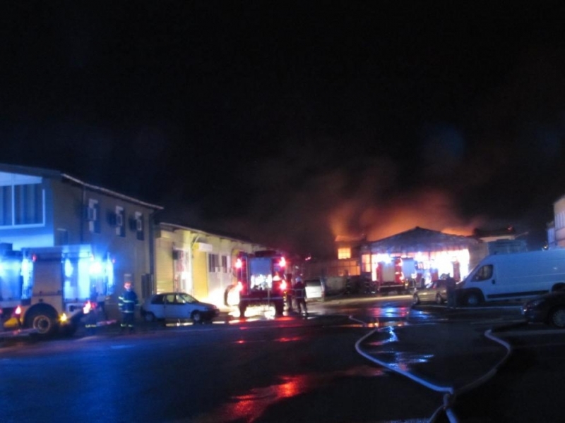 Автосервиз изгоря през нощта в град Баня община Карлово Това