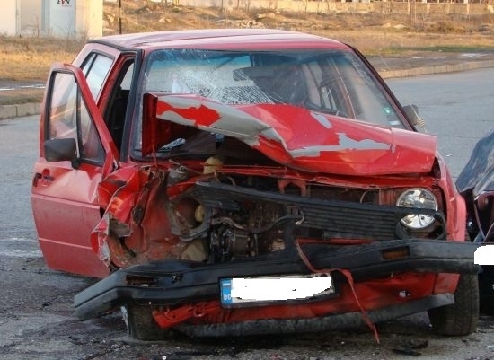 Мъртво пиян шофьор се е ударил в лека автомобил Фолксваген