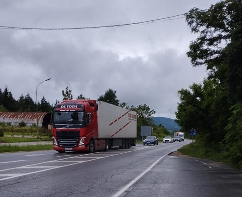 164 шофьори на ТИР-ове са глобени заради нарушаване на забраната за преминаването през "Петрохан"