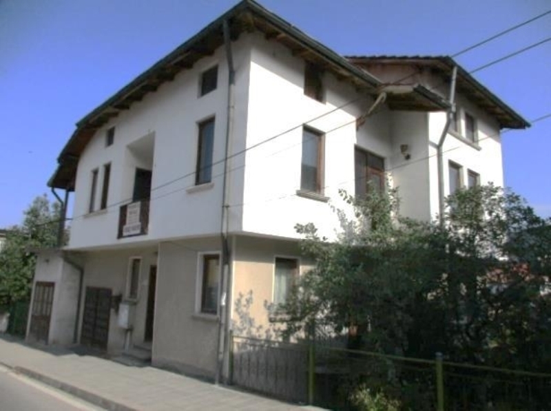 Частен съдебен изпълнител сложи на тезгяха голяма къща с двор