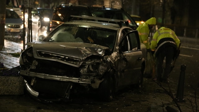 Четирима души пострадаха тази нощ след сблъсък на два автомобила