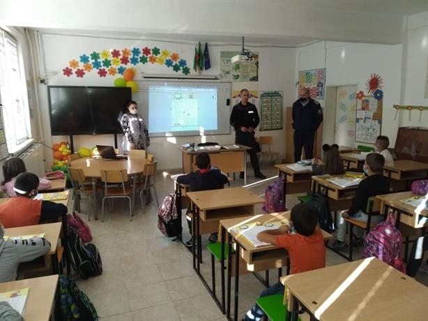 Служители на сектор Пътна полиция във Враца посещават училищата в