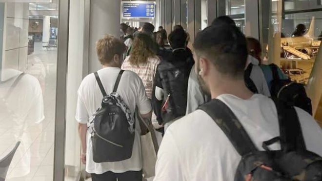300 пътници стояха блокирани в "ръкав" на самолет на летището в София