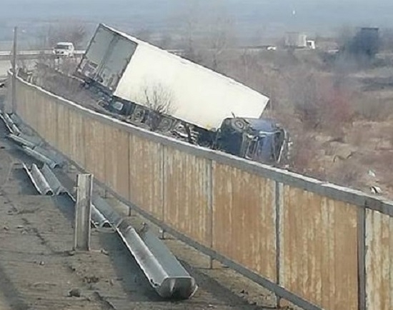 ТИР е изхвърчал от пътя между Монтана и Видин видя