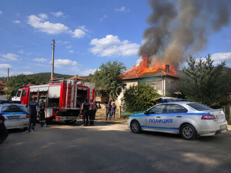 Къща горя във врачанско село съобщиха от областната дирекция на