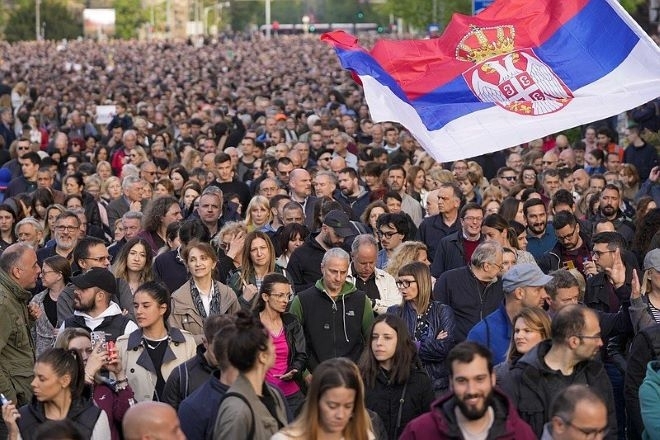 Хиляди сърби отново излязоха снощи в Белград и други сръбски градове да