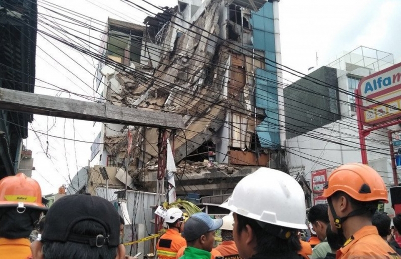 5 етажна сграда рухна частично днес в Джакарта столицата на Индонезия