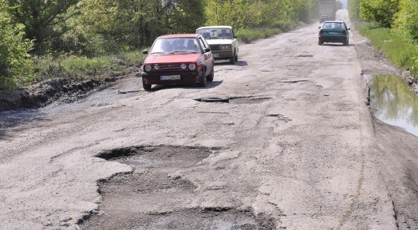 Забравени от държавата села във Врачанско събират пари за асфалт.