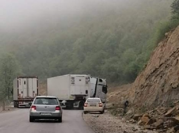 Катастрофа с ТИР затруднява движението по пътя София Враца научи агенция