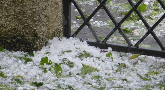 Буря с гръмотевици вятър и градушка се изви над Костинброд преди половин
