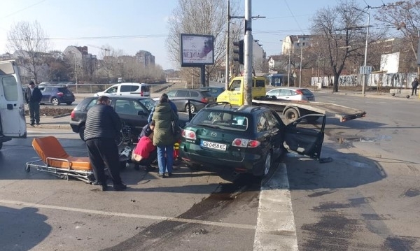 Два автомобила се удариха на булевард в Монтана научи BulNews Пътният