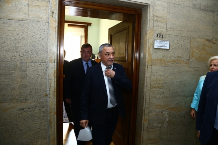 Народното събрание трети час обсъжда дали Марияна Николова да е