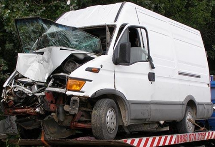 Микробус се е врязал във фонтана на кръговото кръстовище при