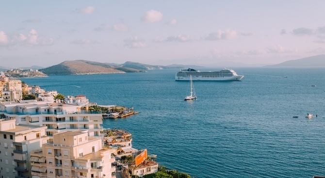 Яхта със сръбски граждани беше спасена от потъване край Валона