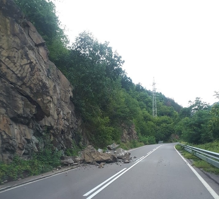 Тонове камъни се срутиха тази нощ на пътя през Искърското