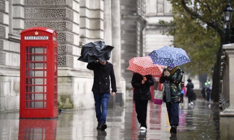 Във Великобритания метеоролозите прогнозират проливни дъждове днес. На места в