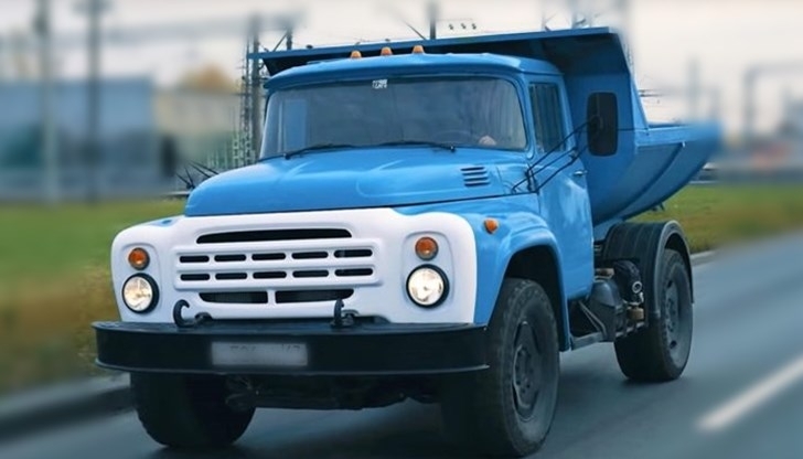 Полицаи са хванали мъж да кара камион с чужди номера