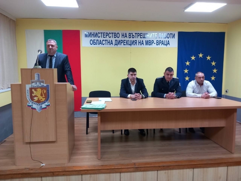 Ст. комисар Красимир Йончев награди служители на МВР-Враца по случай професионалния им празник /снимки/