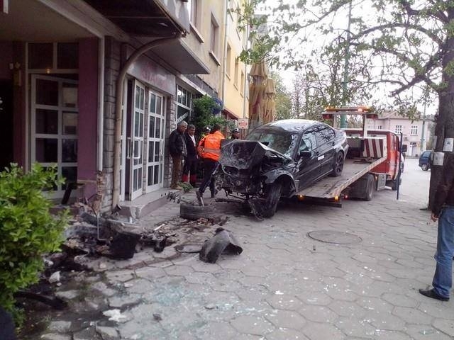 Пиян шофьор се блъсна с колата си в кафене във Велинград съобщиха