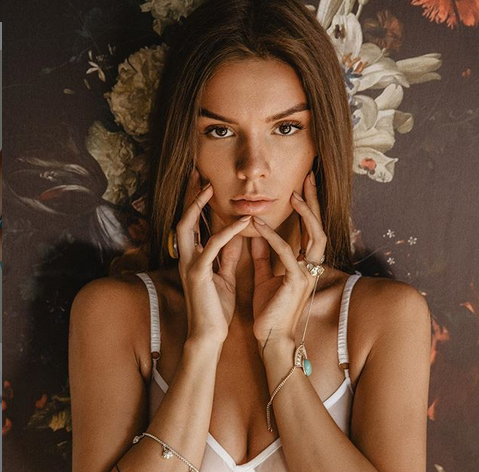 Сани е популярен в социалната мрежа модел с хиляди последователи