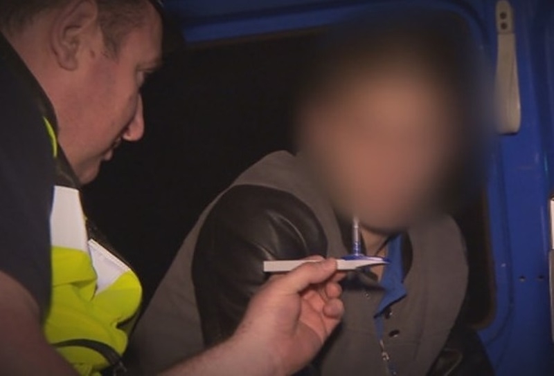 Служители на реда са задържали младеж седнал зад волана след