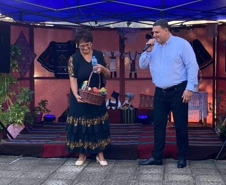 Моето село хубаво –
къщите бели високи дворите равни широки