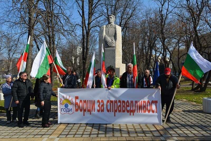 Десетки граждани политици ученици почетоха годишнината от гибелта на Васил