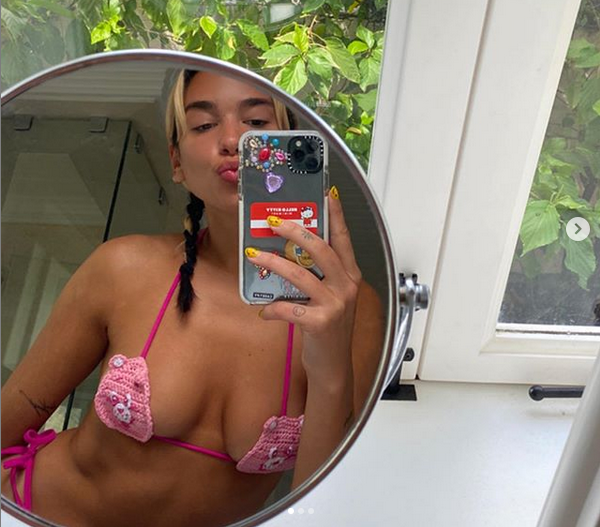 През последните години Дуа Липа уверено се катери по планината