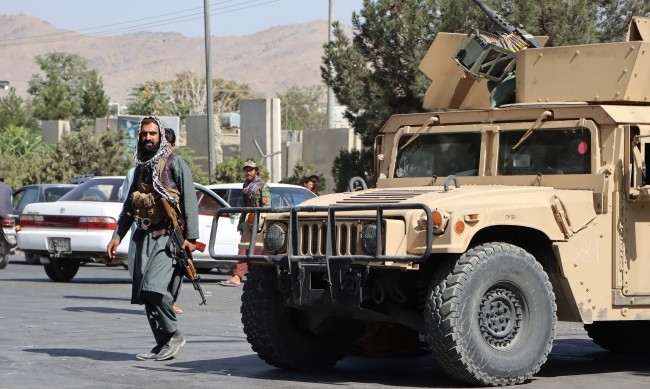 Талибаните поеха пълен контрол върху международното летище в Кабул след
