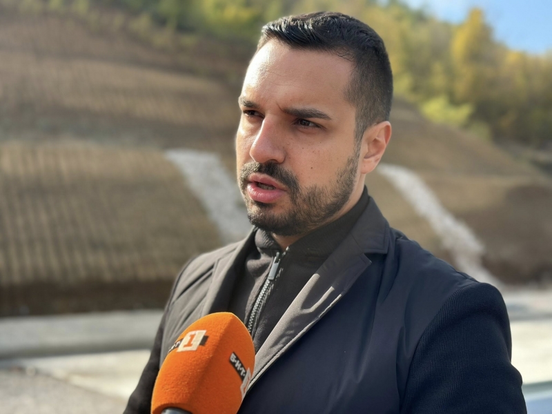 Николай Николов: Поставянето на ограничителни колчета по пътя Мездра-Ботевград продължава /снимки/