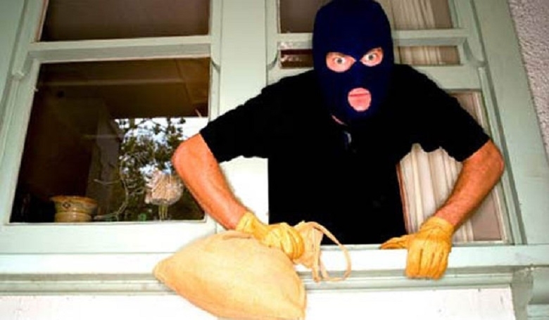 Апаш задигна телефон и дебитната карта на жена от Белослатинско