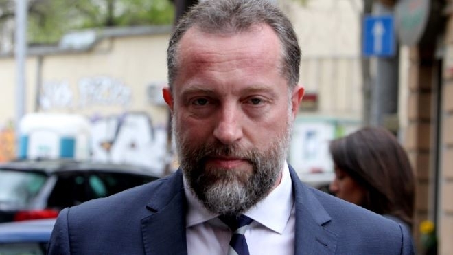 Политиката се прави от партия Политическият проект на Румен Радев