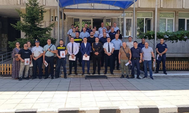 По случай професионалния им празник: Красимир Йончев награди отличени полицаи от Враца и областта /снимки/